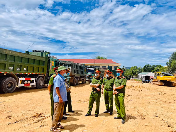 Công an huyện Triệu Sơn tăng cường kiểm tra, giám sát tại các khu vực khai thác khoáng sản.