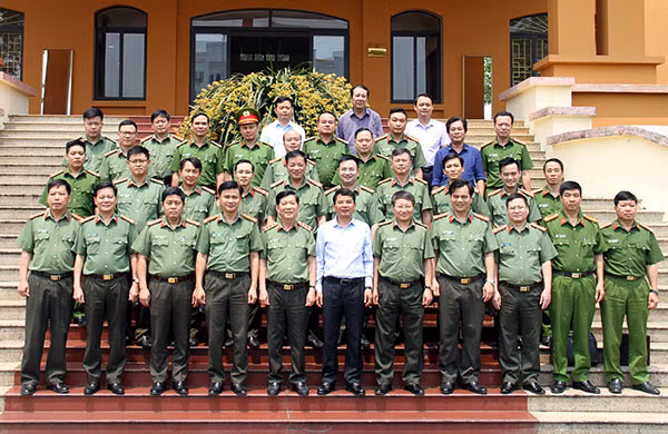 Các đại biểu dự buổi làm việc chụp ảnh lưu niệm.