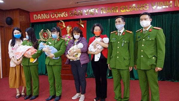 Cục Cảnh sát hình sự bàn giao trẻ sơ sinh được giải cứu trong một vụ án mua bán người cho cán bộ “Ngôi nhà bình yên” chăm sóc.