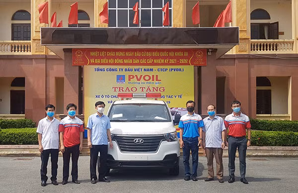 PVOIL tặng xe cứu thương phục vụ công tác phòng chống dịch COVID-19 cho huyện Kim Động, tỉnh Hưng Yên.
