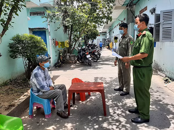 Công an thị trấn Bến Lức tuyên truyền, vận động nhà trọ phát huy nghĩa cử cao đẹp, miễn giảm tiền thuê trọ cho công nhân, người lao động.