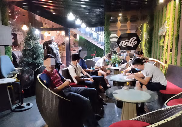 Các khách hát karaoke “chui” tại quán Hello.