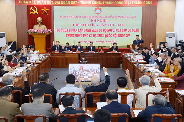 Các đại biểu biểu quyết thông qua danh sách 205 đại biểu của các cơ quan, tổ chức Trung ương ứng cử ĐBQH khóa XV.