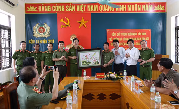 Thứ trưởng Bùi Văn Nam tặng quà Công an huyện Cô Tô.