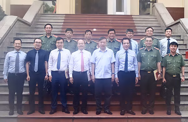 Bộ trưởng Tô Lâm, Thứ trưởng Bộ Ngoại giao Đặng Minh Khôi cùng các đại biểu dự buổi làm việc. Bộ trưởng Tô Lâm, Thứ trưởng Bộ Ngoại giao Đặng Minh Khôi cùng các đại biểu dự buổi làm việc.