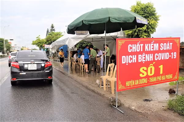 Hải Phòng vẫn kiểm soát chặt chẽ đối với người ra, vào từ vùng dịch của Hải Dương. Hải Phòng vẫn kiểm soát chặt chẽ đối với người ra, vào từ vùng dịch của Hải Dương.