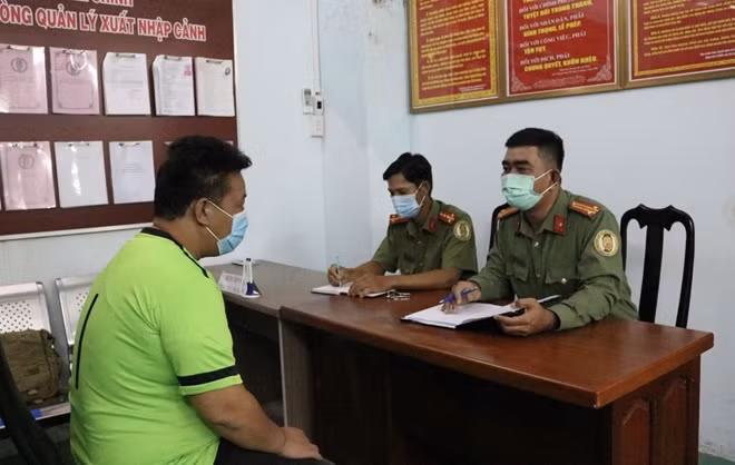 Cán bộ Phòng Quản lý xuất nhập cảnh lấy lời khai các đối tượng nhập cảnh trái phép.
