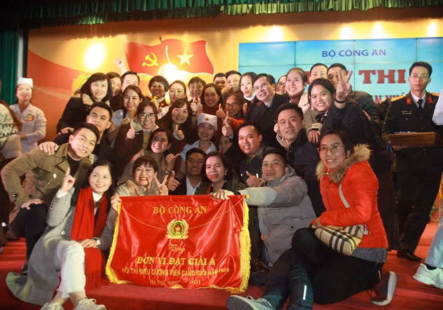 Niềm vui chiến thắng của các thí sinh và cổ động viên đội Bệnh viện Công an TP Hải Phòng khi là một trong 10 đội thi đạt giải A của Hội thi.