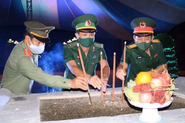 Lãnh đạo các lực lượng vũ trang tỉnh dâng hương, thắp nến tri ân các anh hùng liệt sĩ tại Nghĩa trang Liệt sĩ tỉnh.