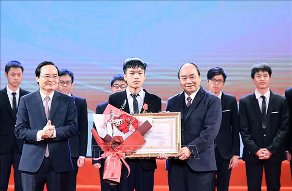 Thủ tướng Chính phủ Nguyễn Xuân Phúc trao tặng Huân chương Lao động hạng Nhất cho học sinh Bùi Hồng Đức (Hà Nội). Ảnh: TTXVN.