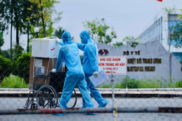 Nhân viên y tế vận chuyển hàng hoá, thiết bị trong Bệnh viện Bệnh nhiệt đới Trung ương cơ sở Đông Anh, sau khi có quyết định phong tỏa. Ảnh: Nguyễn Khánh.