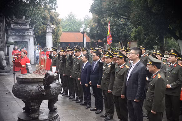 Các đại biểu dâng hương báo công trước anh linh Nhị vị Vua Bà.