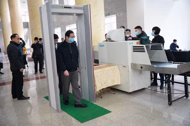 Bị cáo Vũ Huy Hoàng được kiểm tra an ninh trước khi vào phòng xét xử.