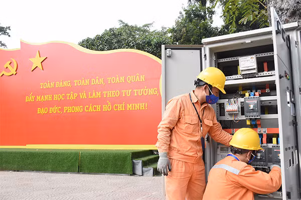 EVNHANOI kiểm tra tình trạng vận hành của hệ thống điện.