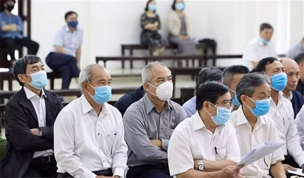 Các bị cáo tại phiên xử.