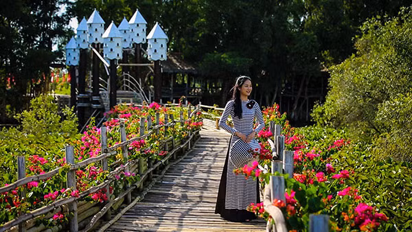Cầu tre vạn bước được trang trí lộng lẫy những ngày giáp Tết.