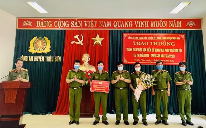 Đại tá Khương Duy Oanh trao thưởng cho Công an huyện Thọ Xuân và Triệu Sơn.