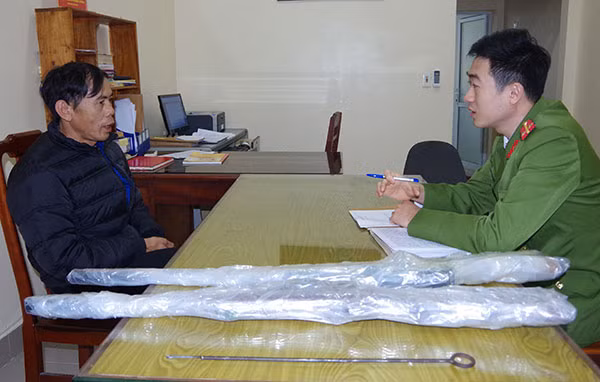 Phòng Cảnh sát Hình sự Công an tỉnh Thái Nguyên ghi lời khai đối tượng trong vụ án “Chế tạo, tàng trữ, vận chuyển, mua bán trái phép vũ khí quân dụng”. Phòng Cảnh sát Hình sự Công an tỉnh Thái Nguyên ghi lời khai đối tượng trong vụ án “Chế tạo, tàng trữ, vận chuyển, mua bán trái phép vũ khí quân dụng”.