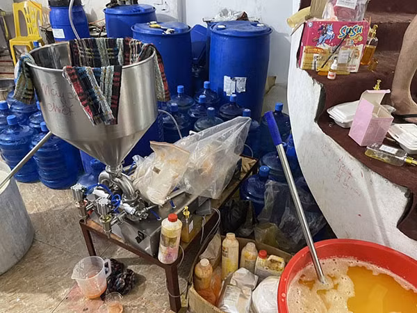 Cục Quản lý thị trường Hà Nội phát hiện xưởng “pha chế” mỹ phẩm, nước hoa giả.