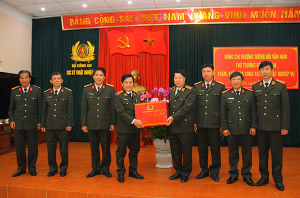 Thứ trưởng Bùi Văn Nam tặng quà CBCS Cục Kỹ thuật Nghiệp vụ.