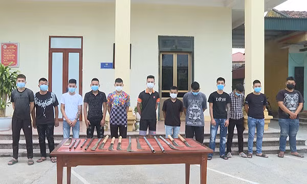 Các đối tượng gây rối trật tự công cộng bị Cơ quan CSĐT Công an thị xã Phú Thọ bắt giữ.