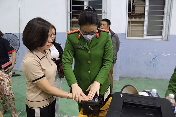Trung tá Nguyễn Thị Ngọc Hà lấy mẫu vây tay cho giáo viên nhà trường. Trung tá Nguyễn Thị Ngọc Hà lấy mẫu vây tay cho giáo viên nhà trường.