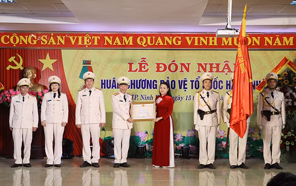 Thừa ủy quyền của Chủ tịch nước, đồng chí Nguyễn Thị Thu Hà trao Huân chương Bảo vệ Tổ quốc hạng Nhất tặng Công an thành phố Ninh Bình.
