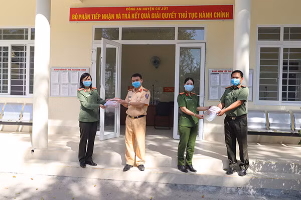 Trao tặng tấm chắn giọt bắn cho Bộ phận tiếp nhận và trả kết quả giải quyết thủ tục hành chính của Công an huyện Cư Jút.