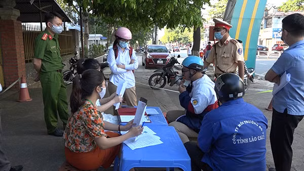 Lực lượng chức năng lập biên bản xử lý 6 trường hợp vi phạm.