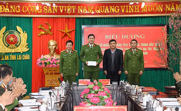 Đồng chí Giàng A Tính - Phó Chủ tịch UBND Lai Châu tỉnh khen thưởng tập thể Ban Chuyên án.