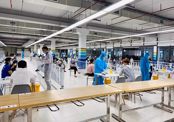 Xét nghiệm COVID-19 cho công nhân tại Khu công nghiệp ở Bắc Giang.