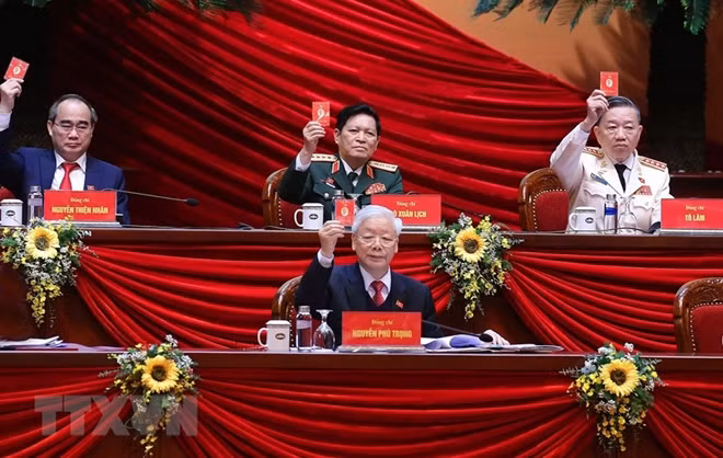 Tổng Bí thư, Chủ tịch nước Nguyễn Phú Trọng và các thành viên Đoàn Chủ tịch biểu quyết thông qua danh sách Ban Thẩm tra tư cách đại biểu.