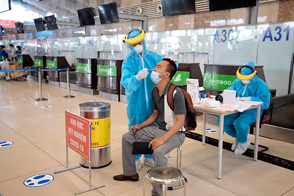 Hành khách test nhanh COVID-19 tại sân bay Nội Bài sáng 10/7. Hành khách test nhanh COVID-19 tại sân bay Nội Bài sáng 10/7.