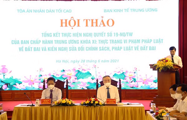 Đồng chí Nguyễn Hòa Bình, đồng chí Trần Tuấn Anh đồng chủ trì hội thảo.