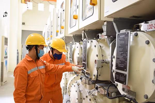 EVNHANOI kiểm tra tình trạng vận hành của hệ thống điện.