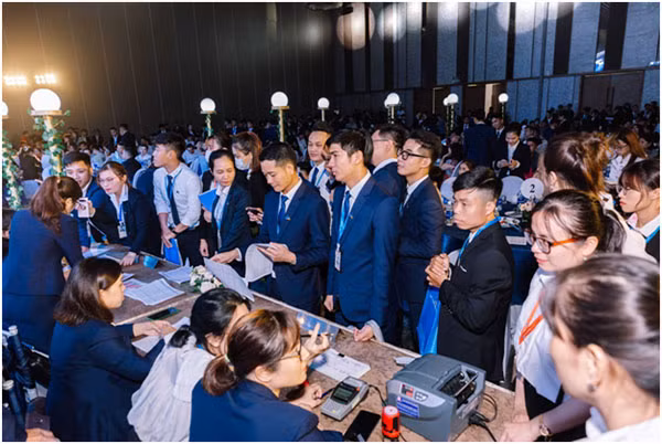 Khu vực quản lý sản phẩm vô cùng tấp nập khi đón hàng chục CVKD lên làm thủ tục giao dịch sản phẩm cho khách hàng ngay tại sự kiện.