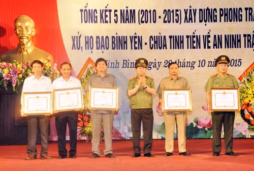 Thứ trưởng Bùi Văn Nam trao Bằng khen tặng các cá nhân, tập thể có thành tích xuất sắc.