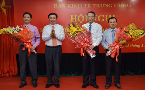 Trưởng Ban Kinh tế T.Ư Vương Đình Huệ tặng hoa chúc mừng tân Phó Trưởng Ban Kinh tế T.Ư