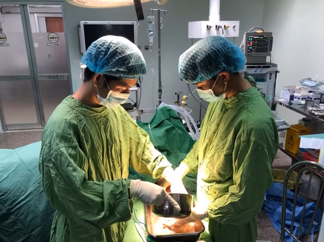 Các BS đang phẫu thuật cho bệnh nhân.