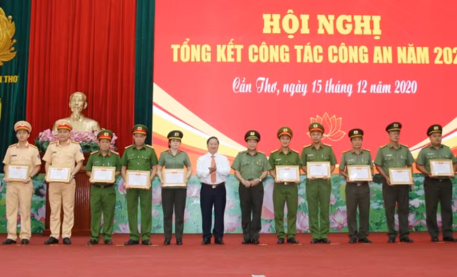 Chủ tịch UBND thành phố và Giám đốc Công an thành phố, tặng danh hiệu thi đua Quyết thắng cho các đơn vị cơ sở thuộc Công an TP Cần Thơ.