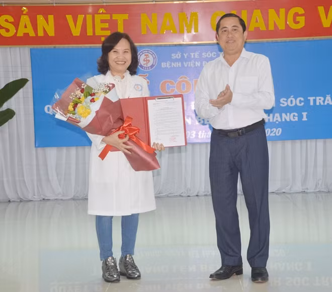 Ông Ngô Hùng, Phó Chủ tịch UBND tỉnh Sóc Trăng, trao quyết định thăng hạng nhất cho BVĐKST.