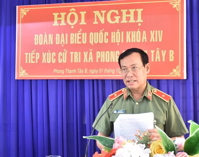 Thứ trưởng Bộ Công an Lê Tấn Tới trả lời các ý kiến, kiến nghị của cử tri.