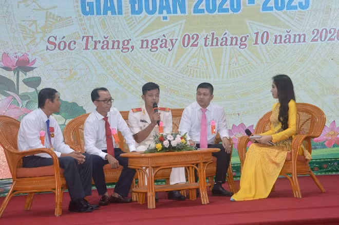 Thượng sỹ Lê Hoàng Khang giao lưu các điển hình tiên tiến tỉnh Sóc Trăng.