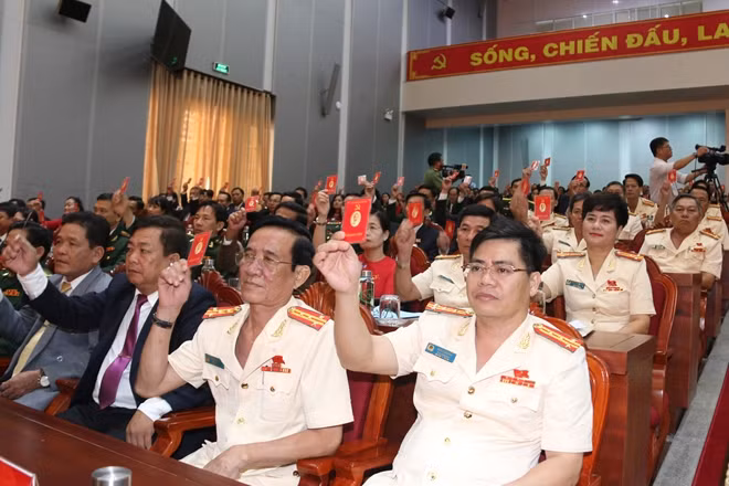 Các đại biểu biểu quyết chương trình Đại hội.