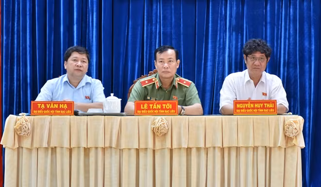 Đoàn ĐBQH tỉnh Bạc Liêu lắng nghe những ý kiến, kiến nghị của cử tri.