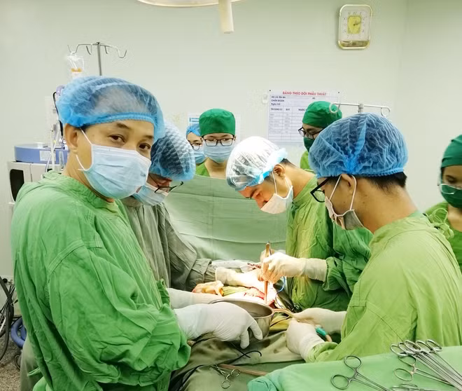 Các BS đang phẫu thuật cho bệnh nhân.