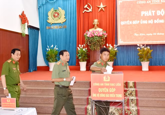 CBCS Công an tỉnh Bạc Liêu quyên góp ủng hộ đồng bào miền Trung.