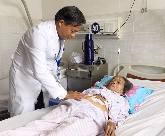 BSCK2 La Văn Phú thăm khám cho bệnh nhân sau nội soi.