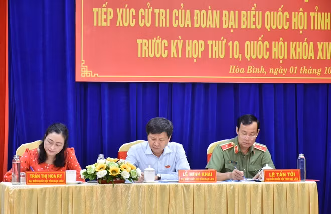 Đoàn ĐBQH tỉnh Bạc Liêu ghi nhận ý kiến đóng góp của cử tri.