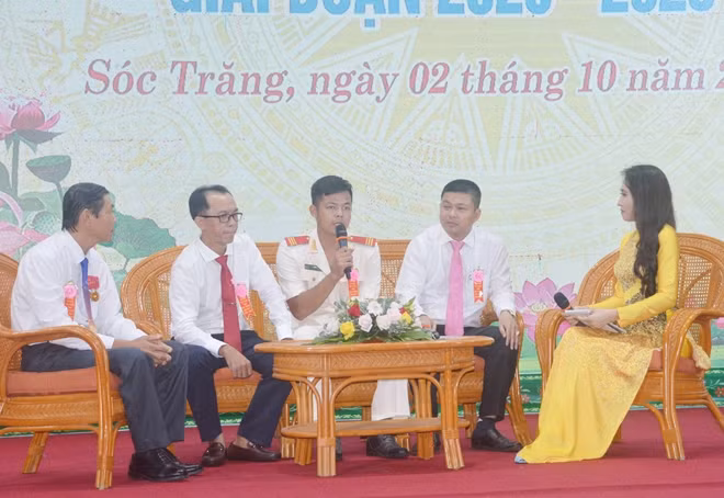Đại hội giao lưu với các điển hình tiên tiến.